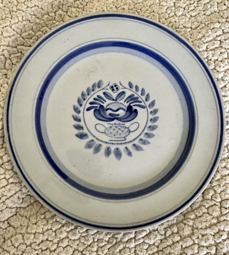 Read more about the article Vintage Arabia Finland Blue Rose Salad Plate 7 1/2″ Hand Painted