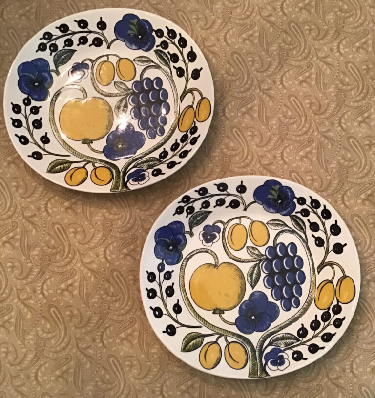 Read more about the article Lot Of 2: Arabia Finland “Paratiisi” Oval Luncheon Plates   9 3/4″ VGUC