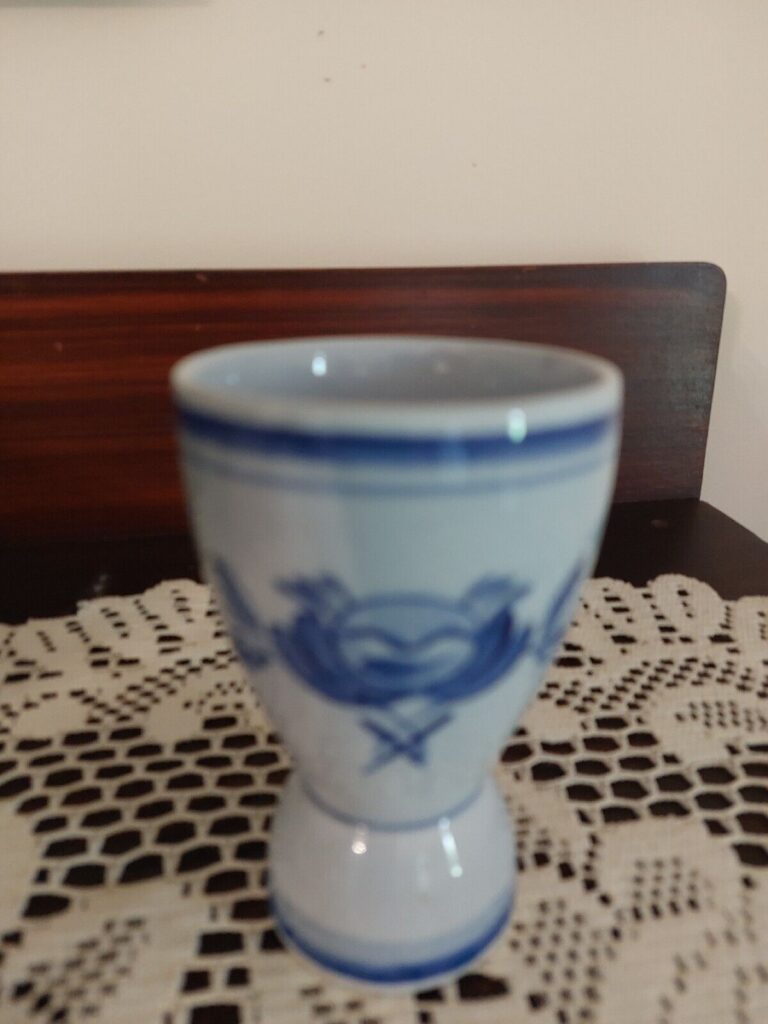 Read more about the article Vintage ARABIA of Finland Blue Rose Double EGG CUP hand painted