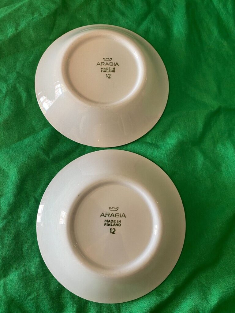 Read more about the article Arabia Finland Green Thistle Fruit Cups/Desert Bowl Pre Owned