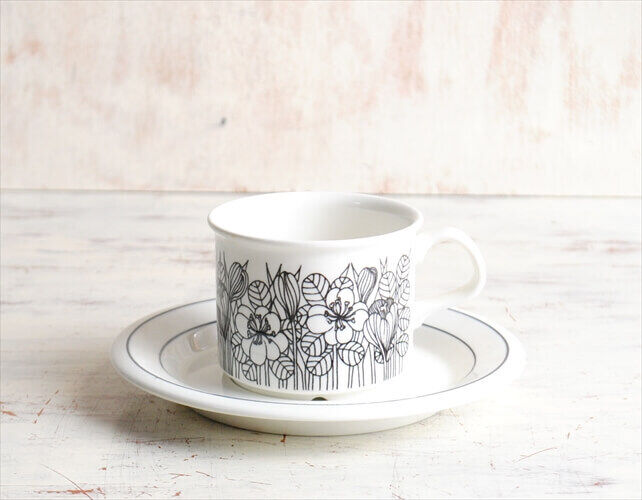 Read more about the article ARABIA #67 size KROKUS black white cup and saucer Crocus White Black ESTERI