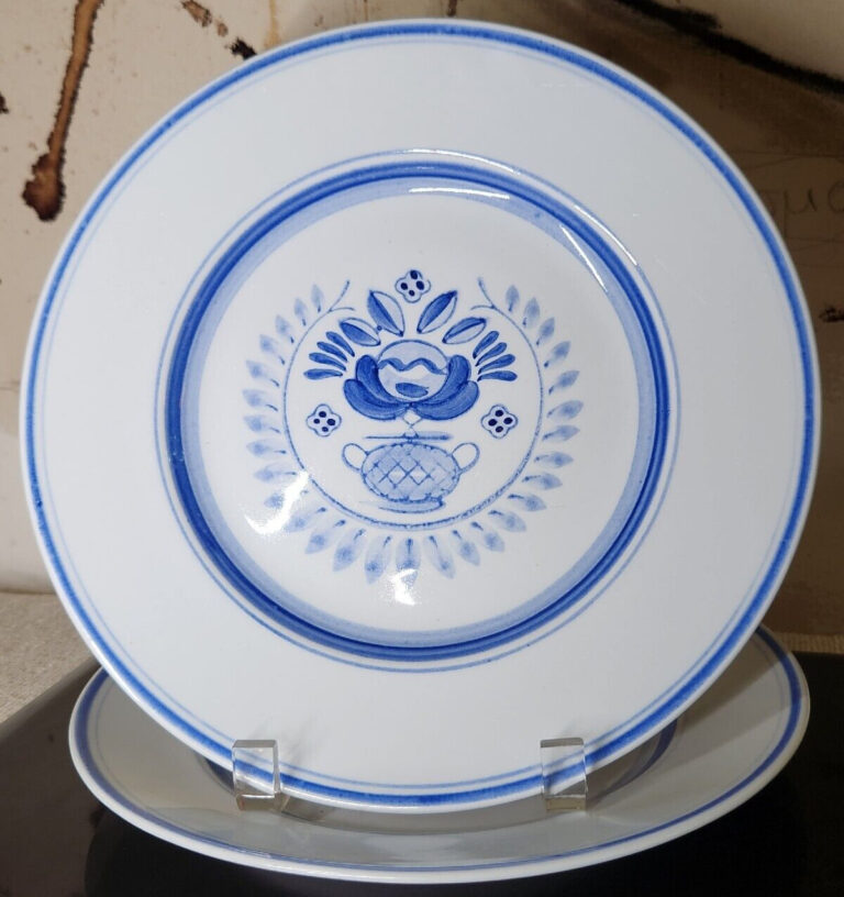 Read more about the article Set Of 4 Vintage Arabia of Finland Blue Rose Flower Rings Dinner Plates 10.25″