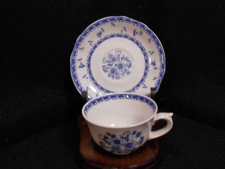 Read more about the article Vintage Arabia Finlandia Suomen Kukka Finn Flower Demitasse Cup/Saucer