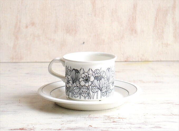 Read more about the article ARABIA #82 Near Mint size KROKUS black white cup and saucer Crocus White