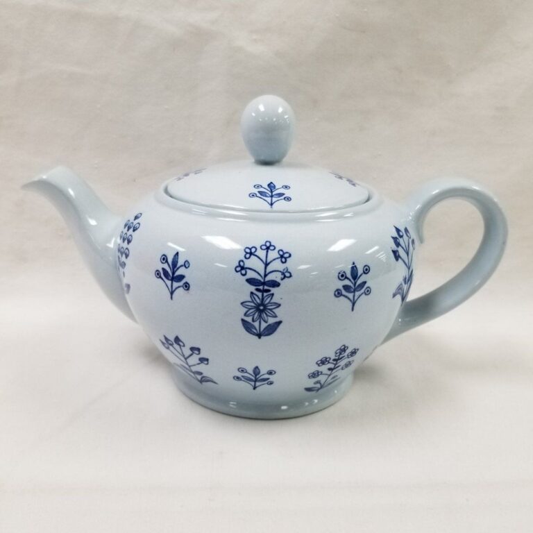 Read more about the article RARE ARABIA Of Finland “Tapestry” Teapot Dark Blue Flowers On Light Blue Delft^