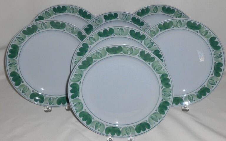 Read more about the article Set (7) Arabia GREEN LAUREL PATTERN Luncheon Plates MADE IN FINLAND