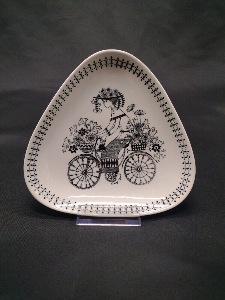 Read more about the article Vintage ARABIA of Finland Emilia Dish by Raija Uosikkinen   Triangular