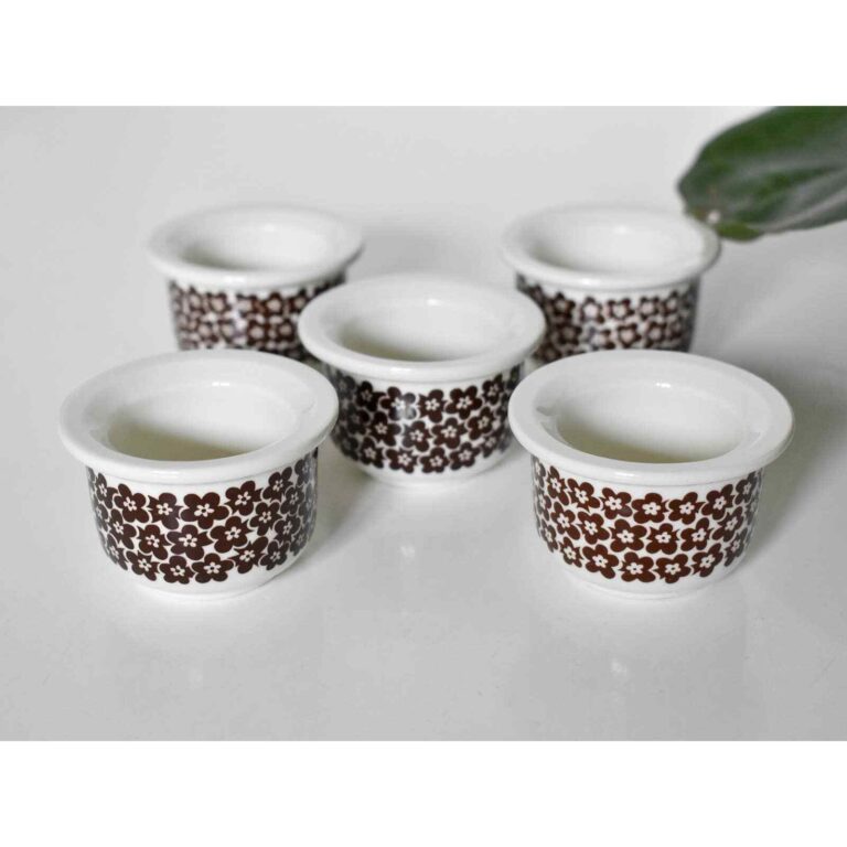 Read more about the article Arabia Finland Faenza set of Five Egg Cups / Brown Egg Holders with Flowers 70s