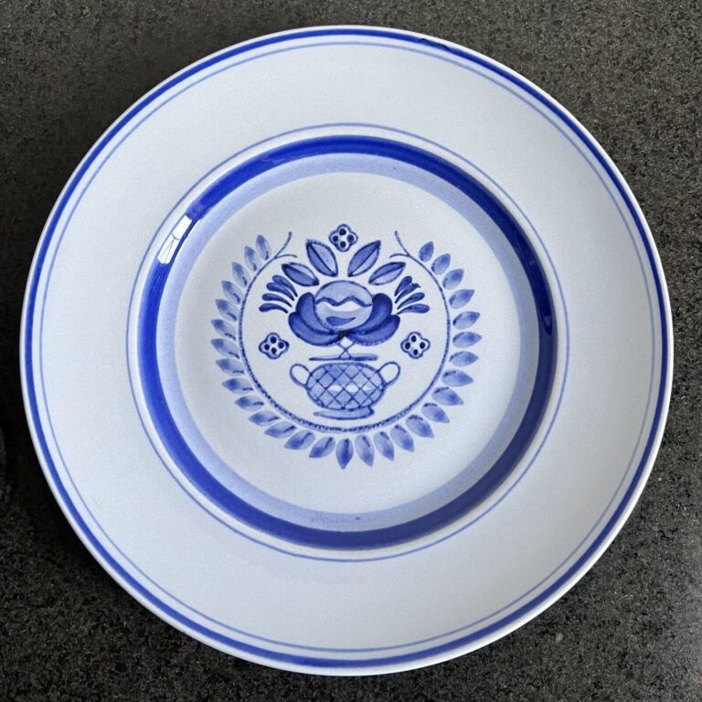 Read more about the article Arabia Finland Blue Rose Dinner Plate Flower Rings 10 3/8” Hand Painted Vintage