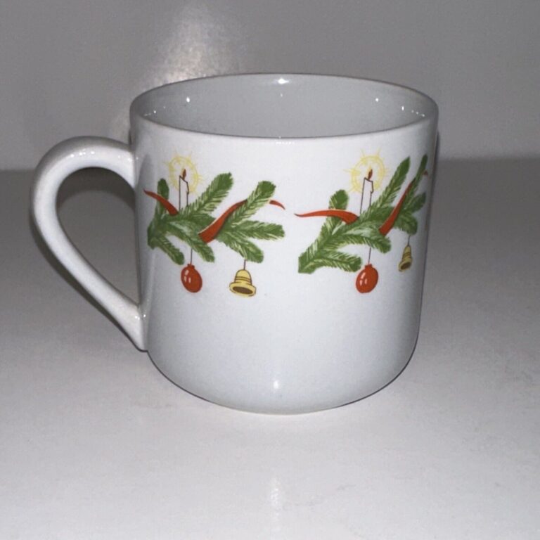 Read more about the article Vintage 60s Arabia Finland Christmas Wreath Tea Cup Scandinavian Mid Century Des