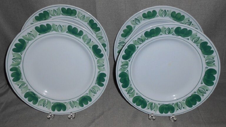 Read more about the article Set (4) Arabia GREEN LAUREL PATTERN Dinner Plates MADE IN FINLAND