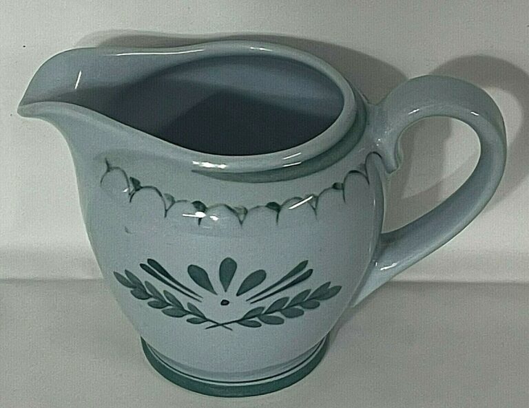 Read more about the article Arabia GREEN THISTLE Creamer made in Finland Handpainted Near MINT Condition