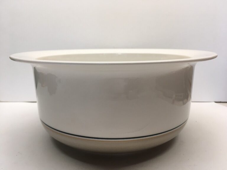 Read more about the article Arabia Finland Seita Arctica 9” Round Vegetable Serving Bowl