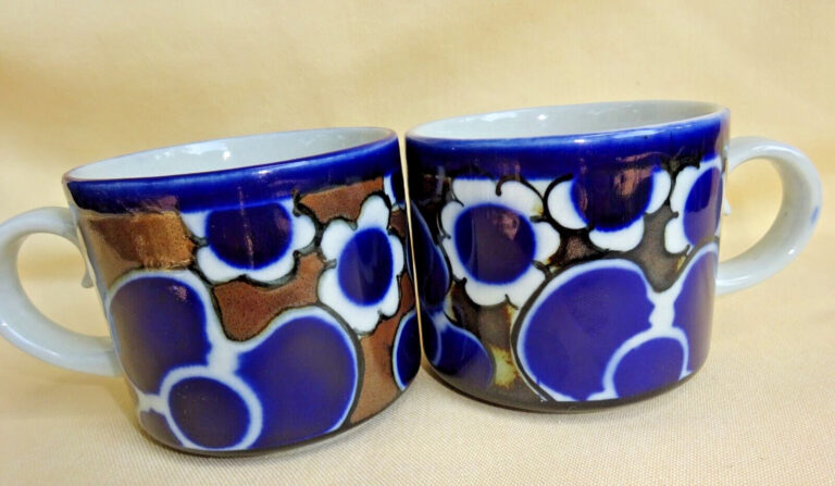 Read more about the article Pair 2 Arabia Finland Saara Flat Cups Mugs Midcentury Scandi MCM Flower Blue EUC