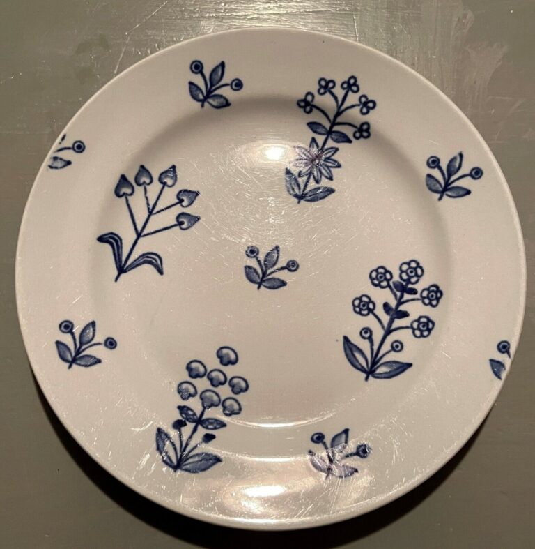 Read more about the article Arabia Of Finland Tapestry Bread Plate Blue Vintage