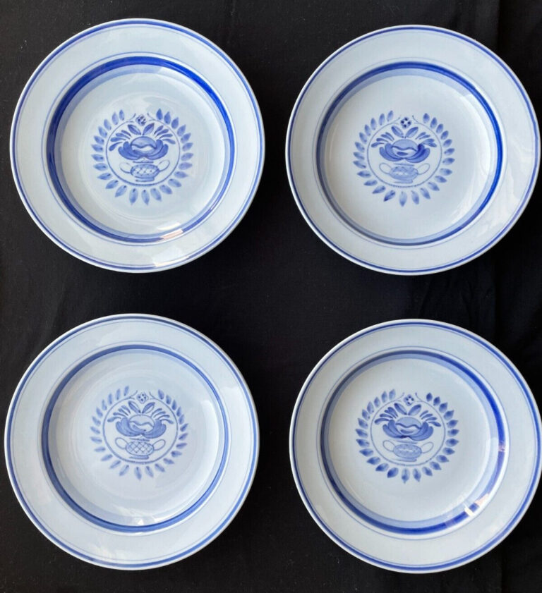 Read more about the article VINTAGE PLATE Arabia Finland ~ BLUE ROSE ~ 7-1/2″ Salad Plates