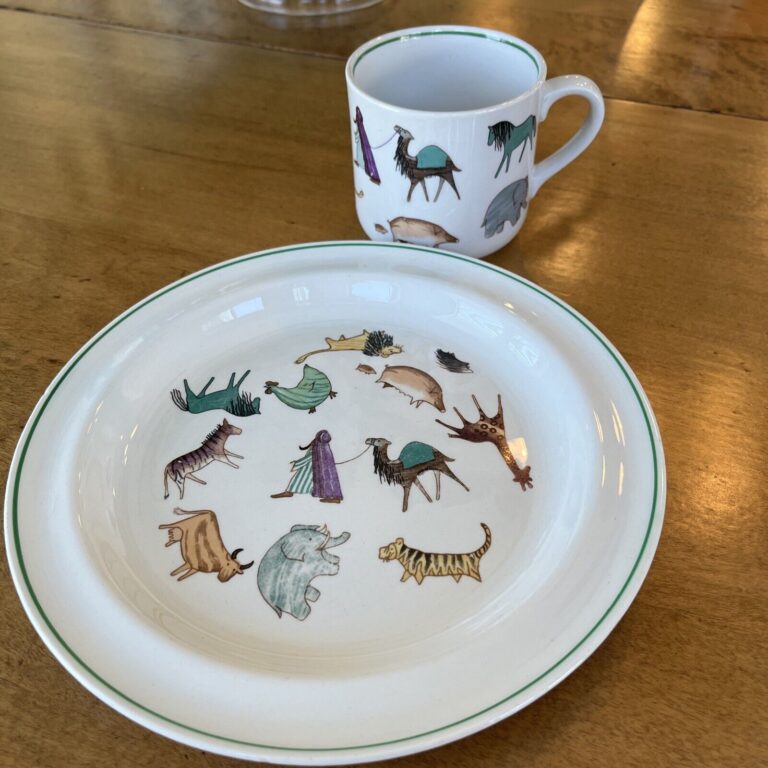 Read more about the article Vintage Arabia Finland Animals on Parade 2 pc Set Plate Cup Childs Dinnerware