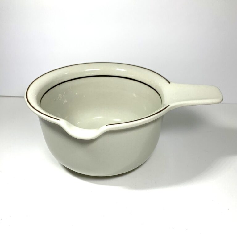 Read more about the article Vintage Arabia Finland Fennica Open Sauce Boat Gravy by Ulla Procope