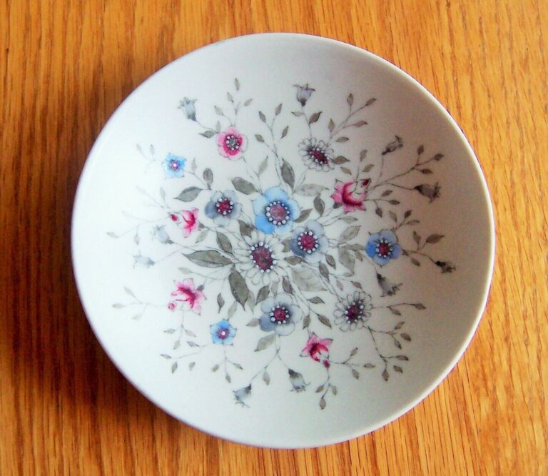 Read more about the article Vintage Arabia Finland Fennica 4.25″ Pin Dish Esteri Tomula Mint Condition