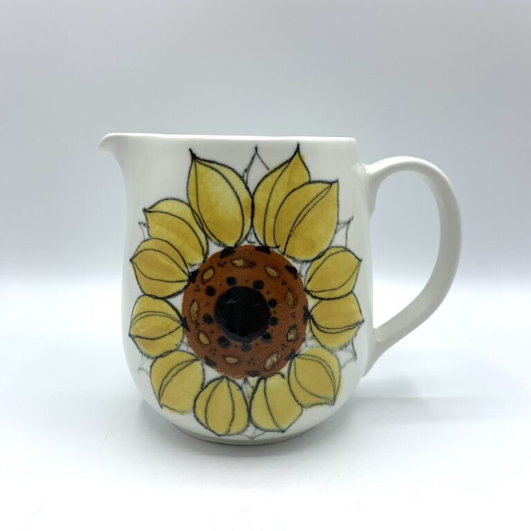 Read more about the article Vintage Mid-Century ARABIA of FINLAND Sun Rose/Sunflower Pitcher /hge