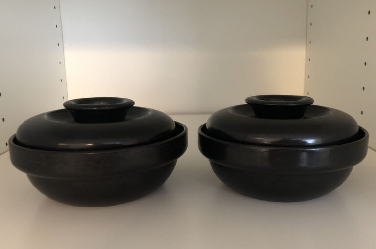 Read more about the article Rare Arabia Finland Kokki Ceramic Stoneware Lidded Bowl Midcentury Set (2) Black