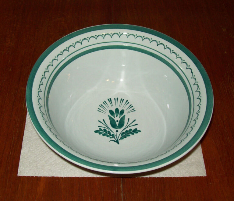 Read more about the article Arabia Finland Green Thistle – 10″ Round Footed Vegetable Serving Bowl near mint