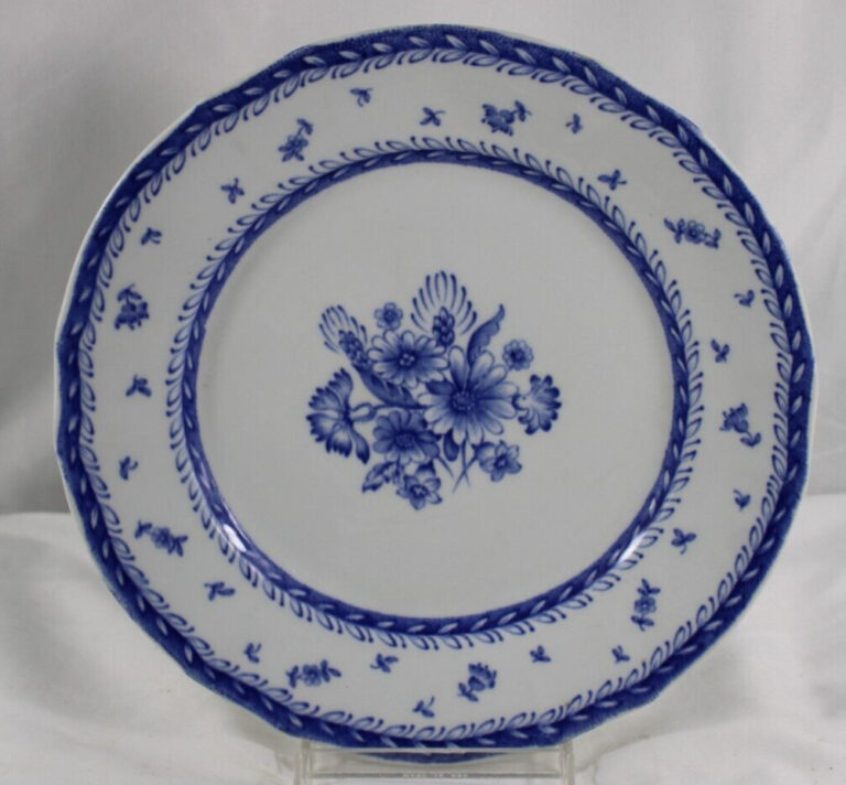 Read more about the article Arabia of Finland Dinner Plate Blue Finn Flowers