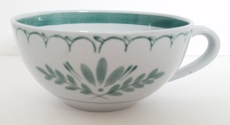 Read more about the article Vtg Arabia of Finland Green Thistle 6 oz Flat Coffee/Tea Cup PERFECT