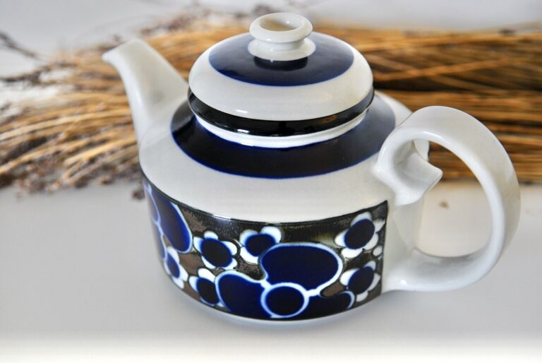 Read more about the article ARABIA FINLAND RARE “Saara” Teapot with Infuser – 1 ¼ Liters