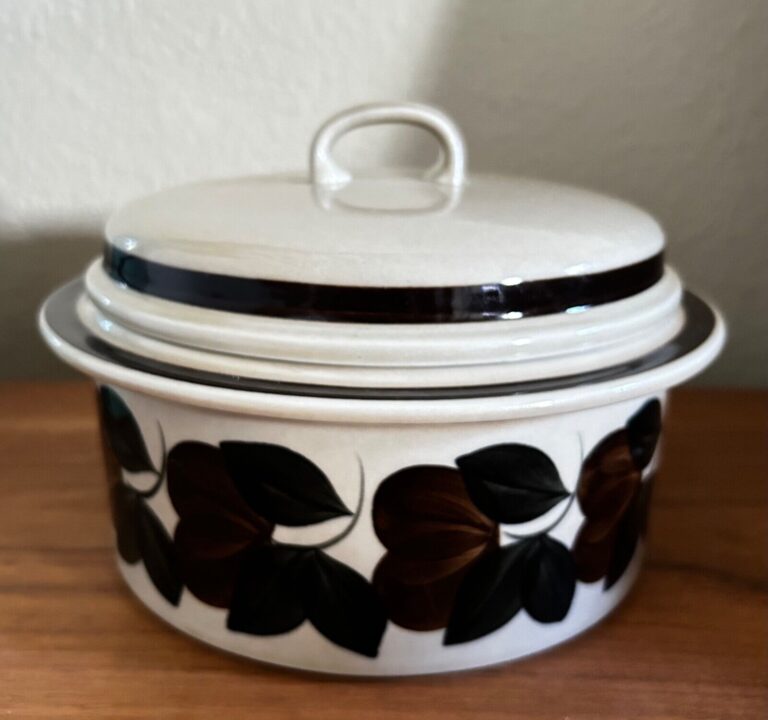 Read more about the article ARABIA FINLAND RUIJA COVERED CASSEROLE – TROUBADOUR PATTERN – EUC