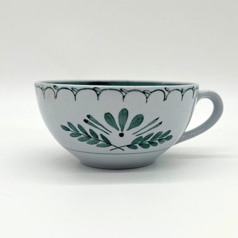 Read more about the article Vintage Green Thistle Arabia of Finland Handpainted Tea Cups