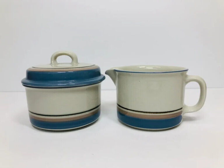 Read more about the article Vintage Arabia of Finland Uhtua Sugar Bowl and Creamer Set 1985-1997