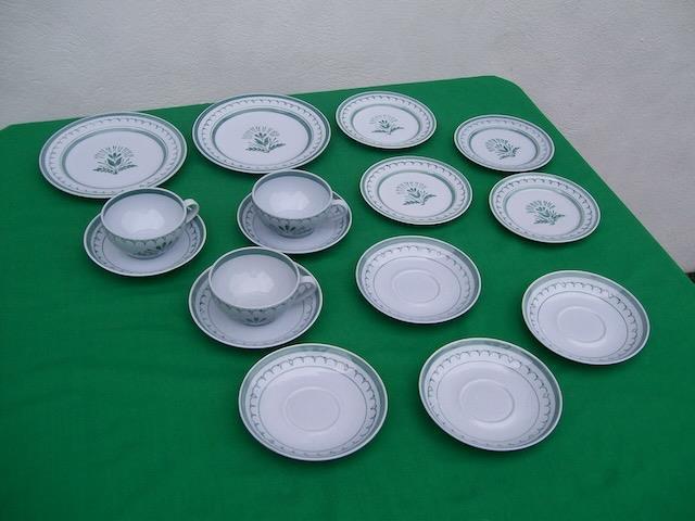 Read more about the article ARABIA FINLAND “GREEN THISTLE” ( LOT OF 16 ) VARIOUS PIECES CUPS  SAUCERS PLATES