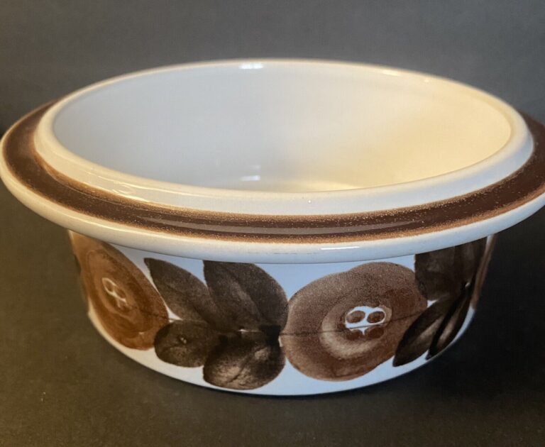 Read more about the article Vintage Arabia Finland Ulla Procope Anemone Rosmarin Brown Round 7” Serving Bowl