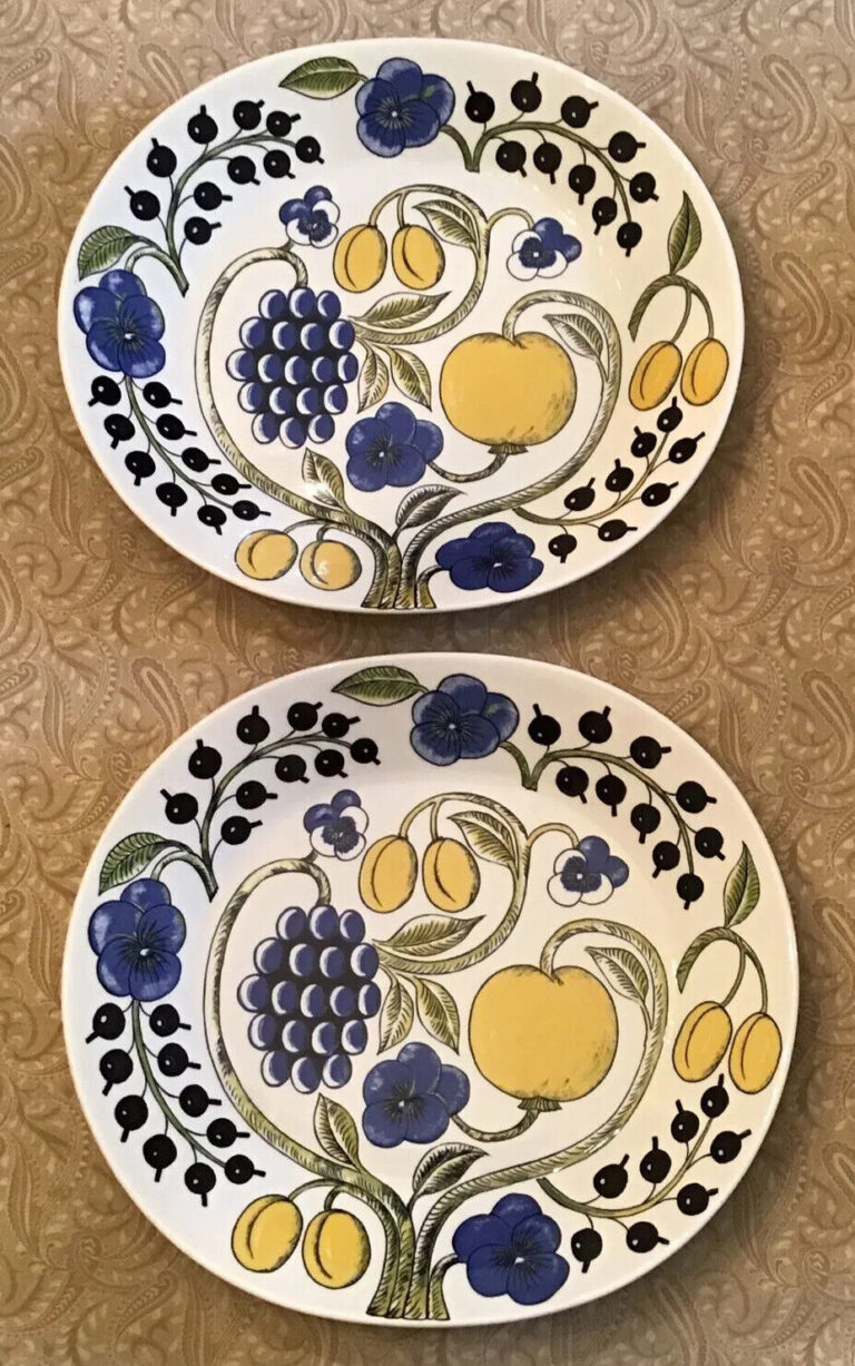 Read more about the article 2 Vtg.  ARABIA FINLAND PARATIISI 10-1/2″ X 11-3/8″ LARGE OVAL DINNER PLATES  EUC