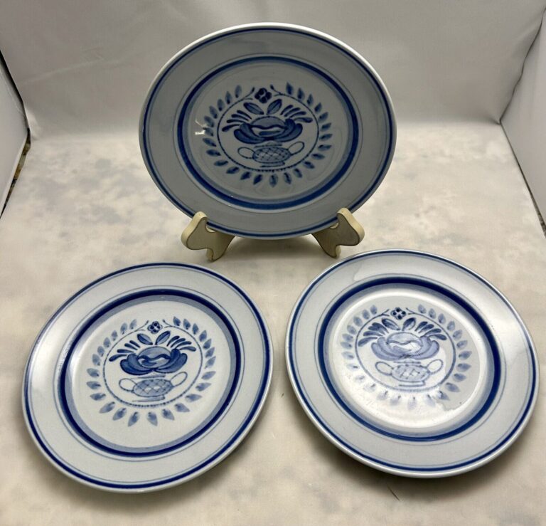 Read more about the article Arabia Finland Blue Rose Plates