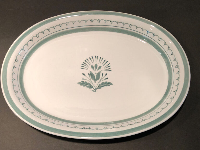 Read more about the article Vtg Arabia Finland Green Thistle Oval Platter Handpainted 12 In/30cm MCM