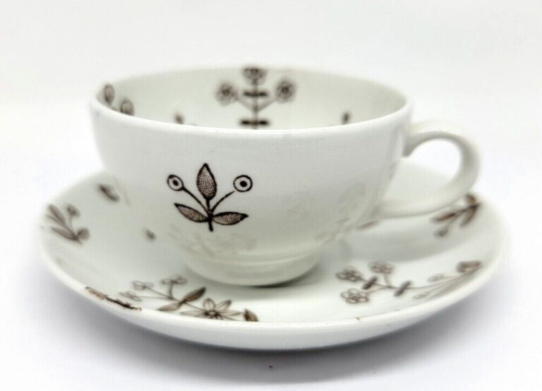 Read more about the article Vintage ARABIA Finland Demitasse Cup and Saucer TAPESTRY White and Brown