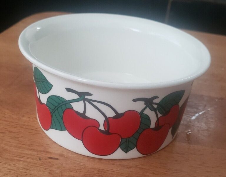 Read more about the article Vintage Arabia KIRSIKKA  Berry Bowl 4.25″