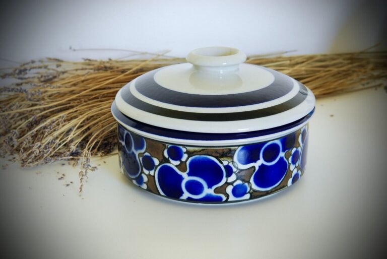 Read more about the article ARABIA FINLAND “Saara” Lidded Casserole – 1 ¾ Liters