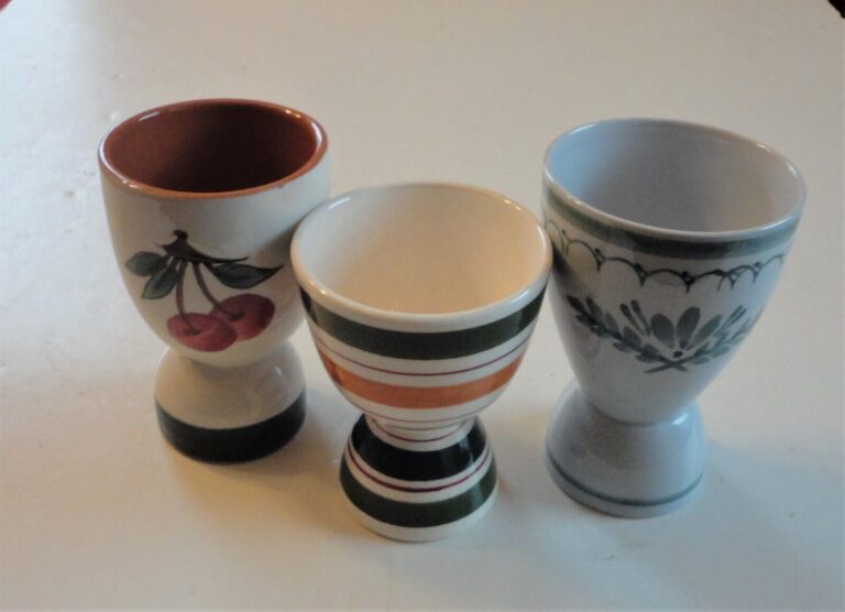 Read more about the article 3 Vtg Double Egg Cups Arabia Finland Green Thistle Stangl Cherry and Green Bands