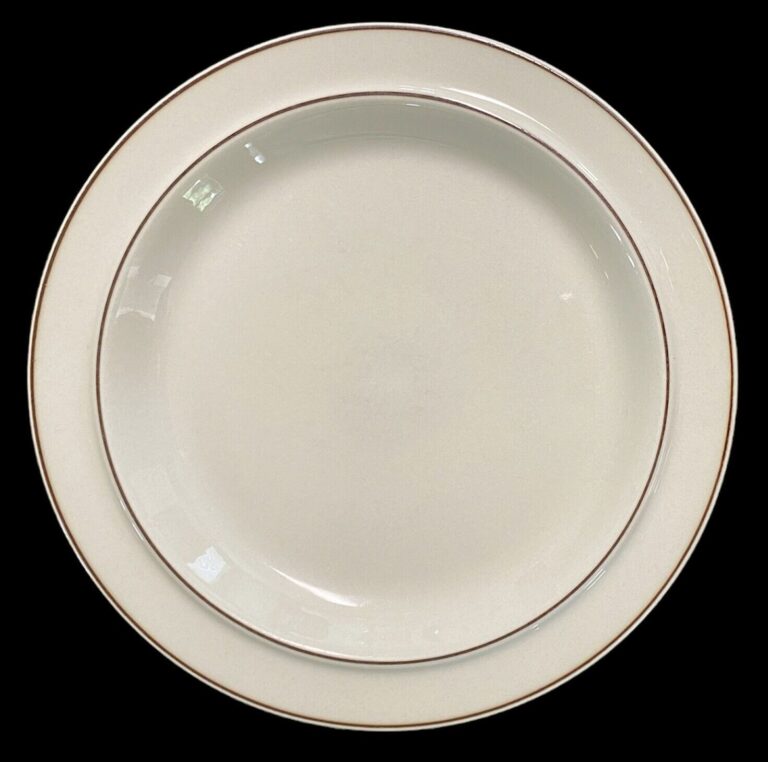 Read more about the article Beautiful Pair of 2 Vintage Arabia Fennica Dinner Plates