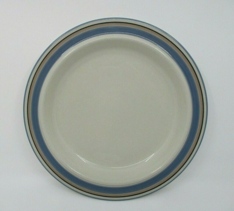 Read more about the article ARABIA OF FINLAND UHTUA SALAD PLATE-7 3/4″ -1203F