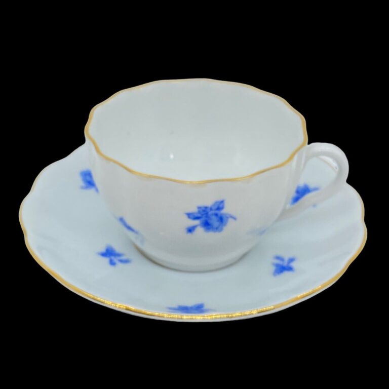 Read more about the article Vintage Arabia Finland Tea Cup and Saucer Blue Roses Rosebuds Gold Trim