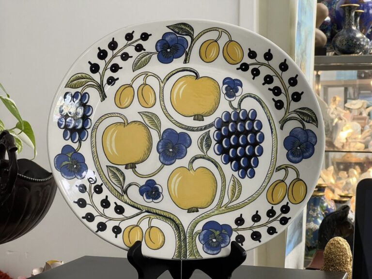 Read more about the article Beautiful Arabia On Finland Paratiisi Platter