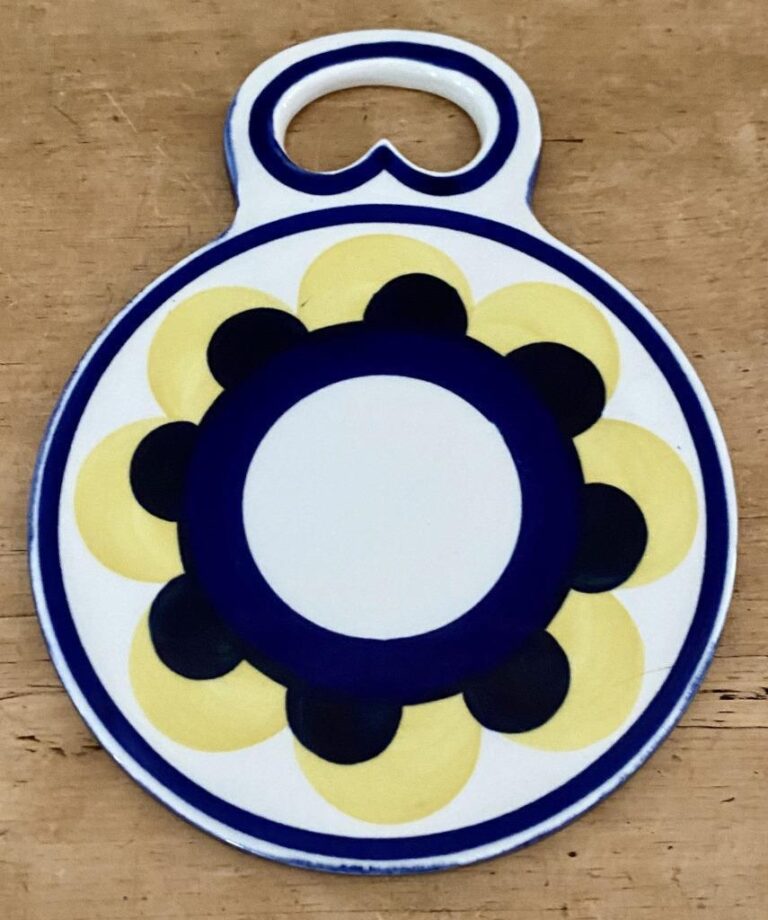 Read more about the article Arabia Finland Paju Yellow Blue Cheese Board Trivet Jaatinen-Winquist 1969 NR