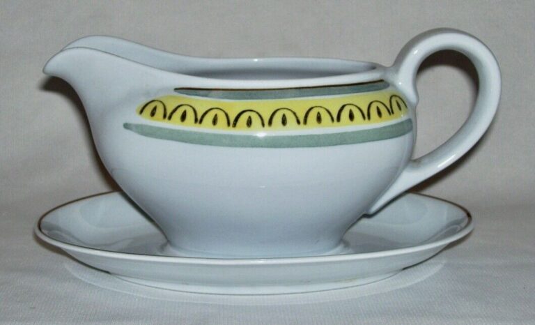 Read more about the article ARABIA ~ Early Porcelain 16 Oz. GRAVY BOAT w/Underplate (Crownband) ~ Finland