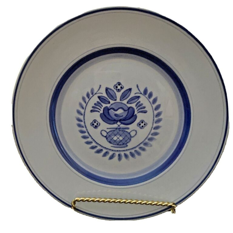 Read more about the article Vintage Arabia Finland Blue Rose Dinner Plate Hand-Painted 10.5 Inches