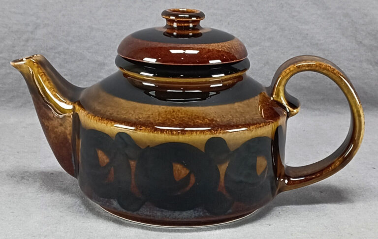 Read more about the article Mid Century Modern Arabia Finland Gunvor Olin-Grönqvist Soraya Teapot C1969-1972