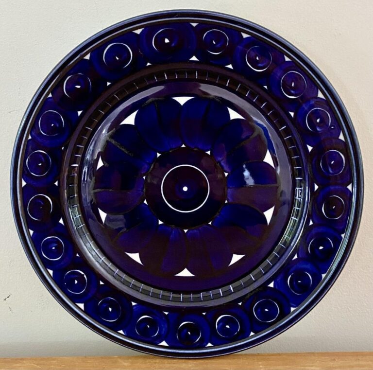 Read more about the article Mint Arabia Finland Valencia Cobalt Blue Large 10″ Dinner Plates Ulla Procope